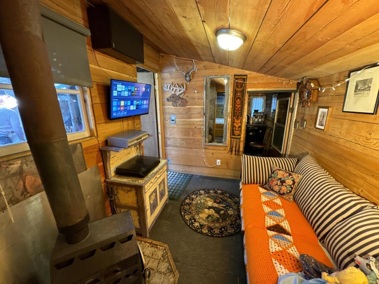 Rustic Cozy Cabin With Hot Tub Bragg Creek Екстериор снимка