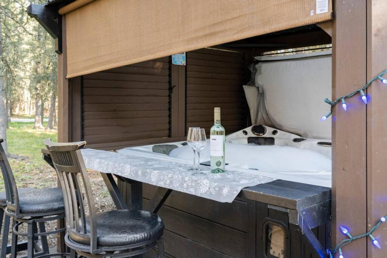 Rustic Cozy Cabin With Hot Tub Bragg Creek Екстериор снимка