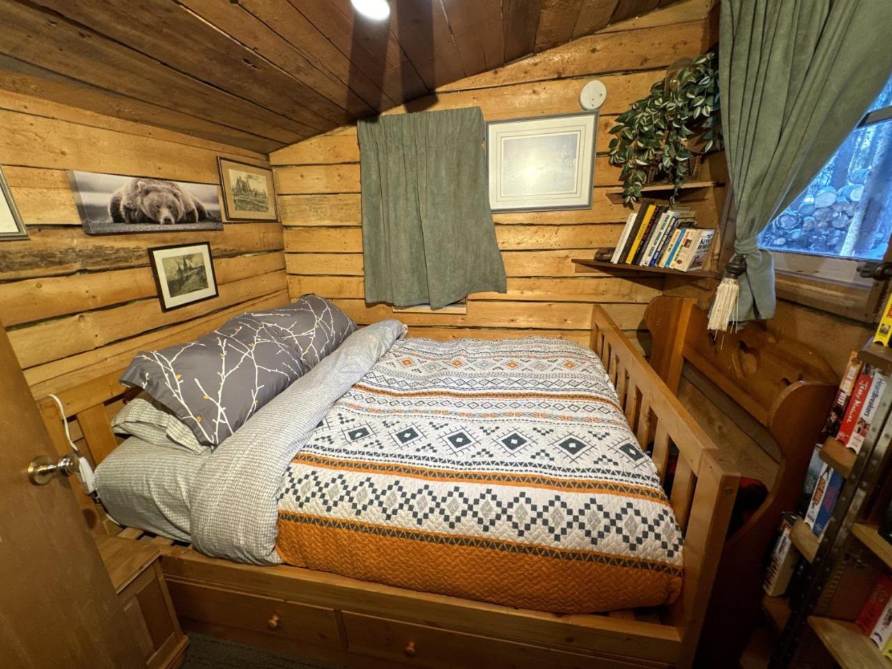 Rustic Cozy Cabin With Hot Tub Bragg Creek Екстериор снимка