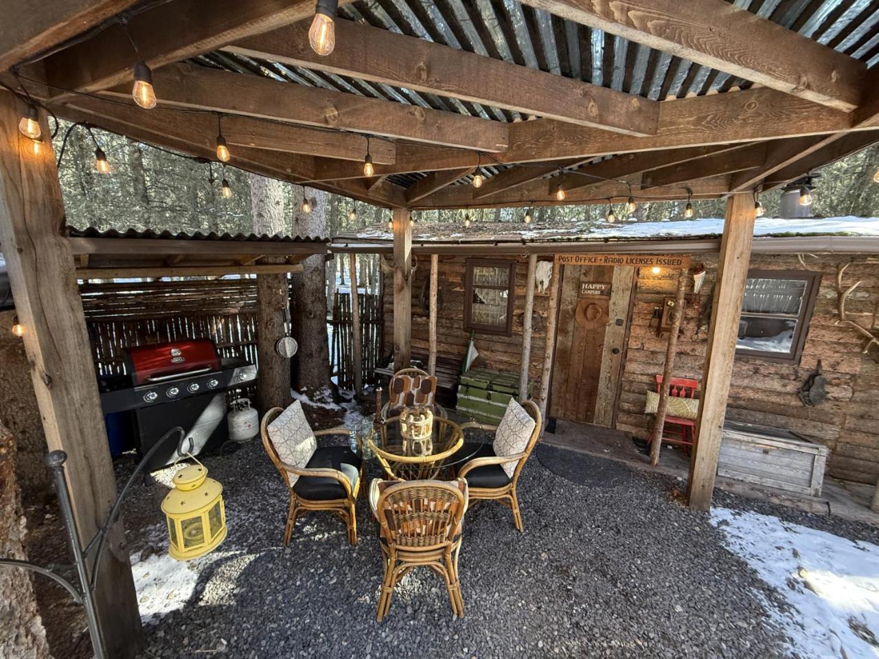 Rustic Cozy Cabin With Hot Tub Bragg Creek Екстериор снимка