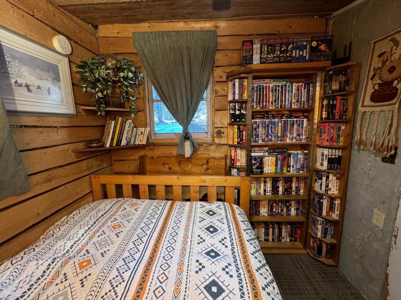 Rustic Cozy Cabin With Hot Tub Bragg Creek Екстериор снимка