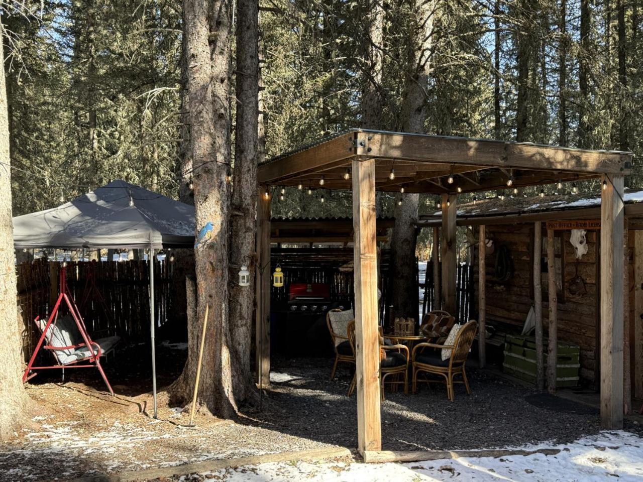 Rustic Cozy Cabin With Hot Tub Bragg Creek Екстериор снимка