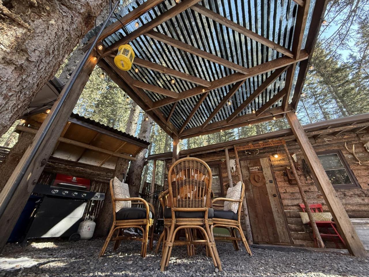Rustic Cozy Cabin With Hot Tub Bragg Creek Екстериор снимка