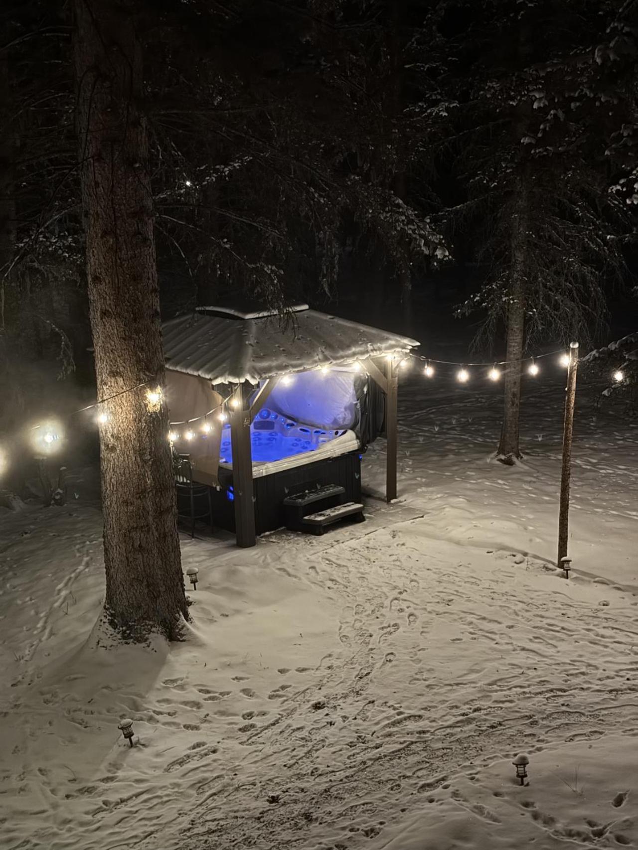 Rustic Cozy Cabin With Hot Tub Bragg Creek Екстериор снимка