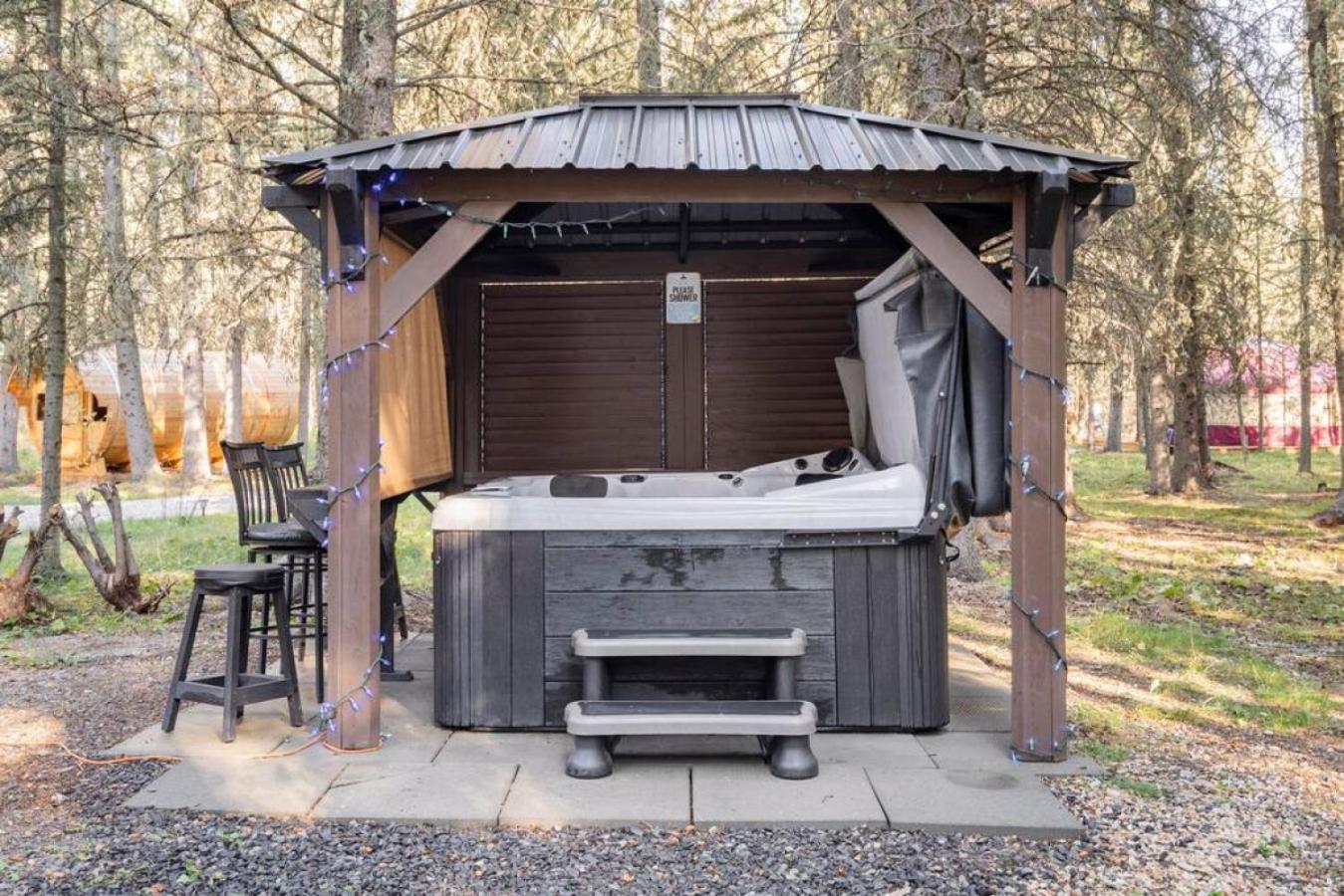 Rustic Cozy Cabin With Hot Tub Bragg Creek Екстериор снимка