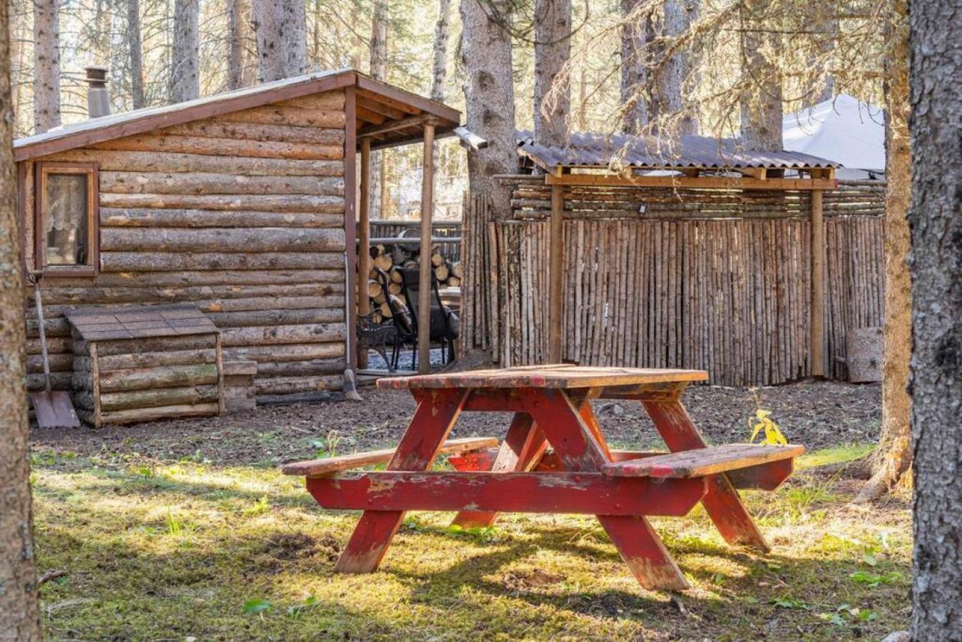 Rustic Cozy Cabin With Hot Tub Bragg Creek Екстериор снимка