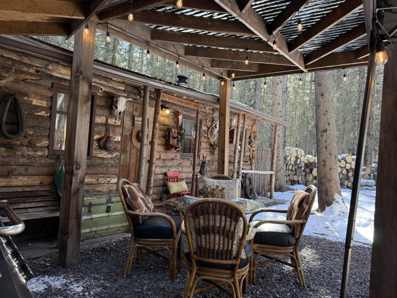 Rustic Cozy Cabin With Hot Tub Bragg Creek Екстериор снимка